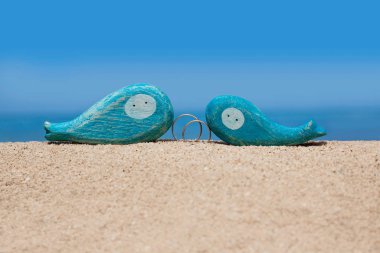 Plajda alyanslı ahşap balıklar 