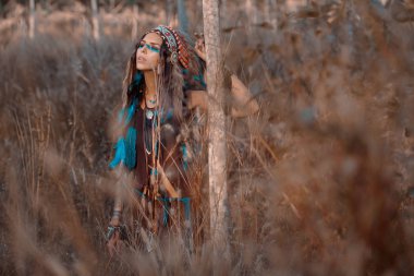 Güzel Hintli şef kadın dışarıda poz veriyor. 