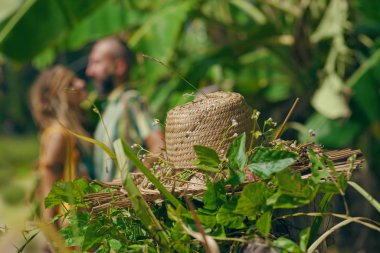 Çiftin önünde hasır şapka