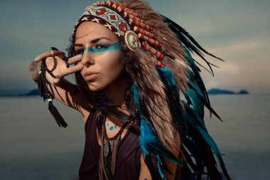 Açık havada poz veren Hintli şef kadın.