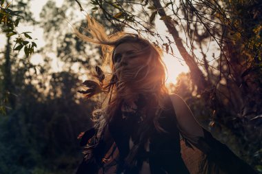 Ormanda poz veren görkemli genç cadı