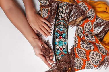 Aksesuarlı bohem bir kadının kırpılmış görüntüsü