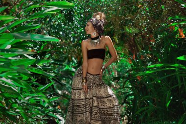 Ormanda poz veren türbanlı güzel genç boho kadın.