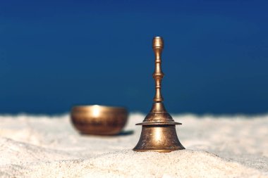 Sahilde ritüel kabile müzisyeni enstrümanı