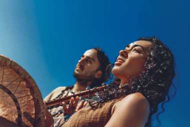 güzel genç çift şaman davul ile etnik müzik çalma 