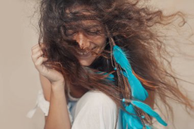 Çingene elbiseli güzel kız kameraya poz veriyor