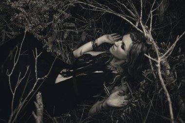 Ormanda poz veren görkemli genç cadı