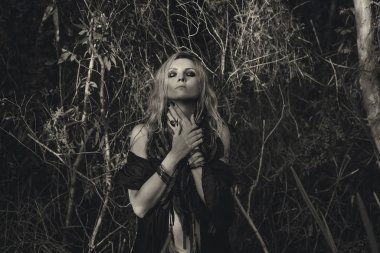 Ormanda poz veren görkemli genç cadı