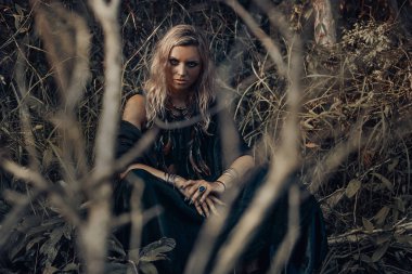 Ormanda poz veren görkemli genç cadı