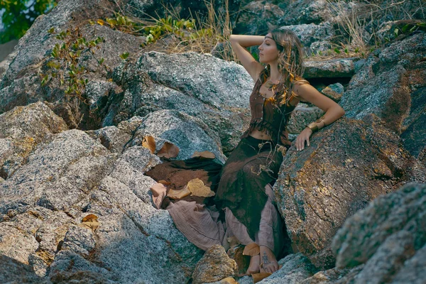 在大自然面前摆姿势拍照的波希米亚时尚女人 — 图库照片