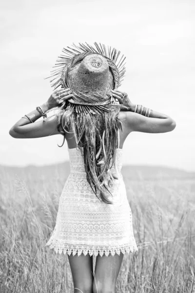 Rear View Summer Girl Straw Hat Field — Stock Photo, Image