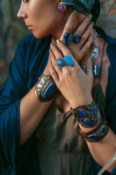 Hermosa mujer con estilo con una gran cantidad de piedras preciosas accesorios — Foto de Stock