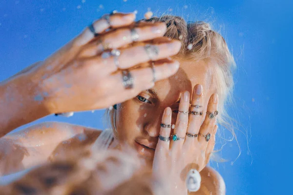 Bela jovem mulher modelo reflexão no espelho retrato — Fotografia de Stock