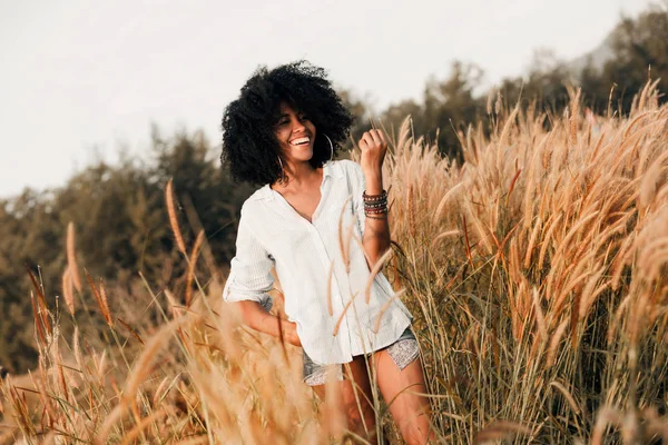 Αφροαμερικανή Νεαρή Γυναίκα Που Διασκεδάζει Έξω Στον Ήλιο — Φωτογραφία Αρχείου
