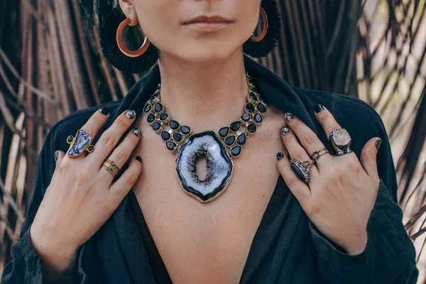 Primer plano de las manos de mujer con anillos de piedras de gema boho — Foto de Stock