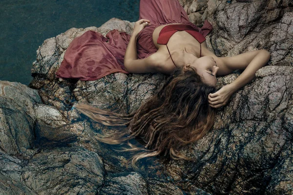 Молода Приваблива Жінка Лежить Каменях Морському Пляжі — стокове фото