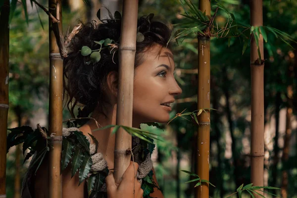 Jovem Mulher Bonita Posando Natureza Roupa Floral — Fotografia de Stock