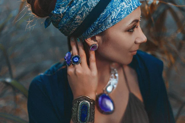 Schöne stilvolle Frau mit vielen Edelsteinen Accessoires — Stockfoto