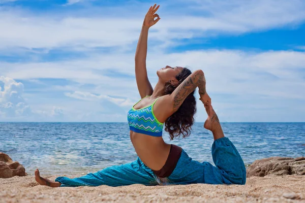 Giovane Donna Sportiva Che Yoga Sulla Bella Spiaggia — Foto Stock