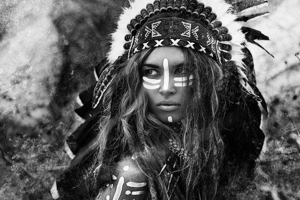 Porträtt Vacker Kvinna Primitiva Indian Jägare Koncept — Stockfoto