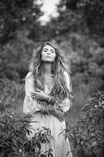 Portret Van Sensuele Vrouw Jurk Poseren Natuur — Stockfoto