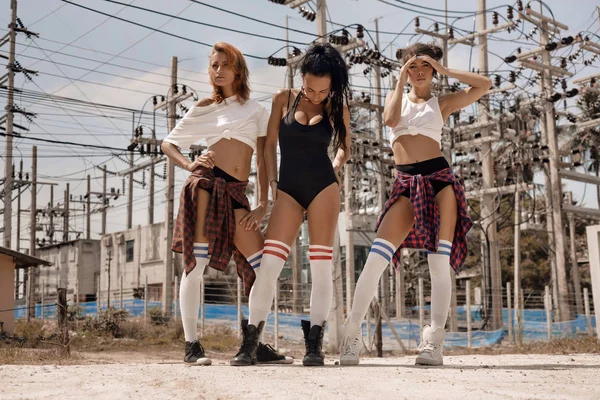 Τρεις Hot Νεαρά Κορίτσια Χορευτές Ισχίο Λυκίσκου Εξωτερικούς Χώρους — Φωτογραφία Αρχείου