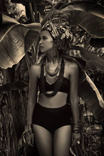 Hermosa Joven Boho Mujer Turbante Posando Las Selvas — Foto de Stock