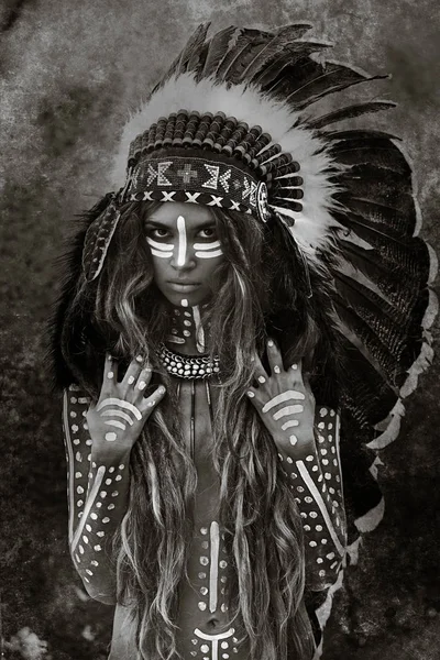 Vacker Kvinna Primitiv Indian Jägare Koncept — Stockfoto