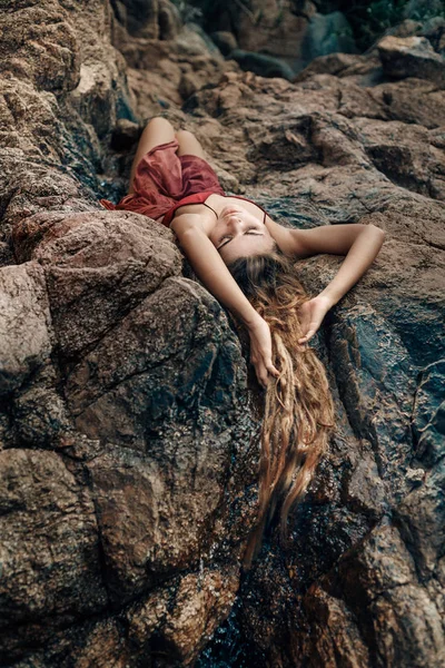 Joven Atractiva Mujer Acostada Las Rocas Playa Del Mar — Foto de Stock