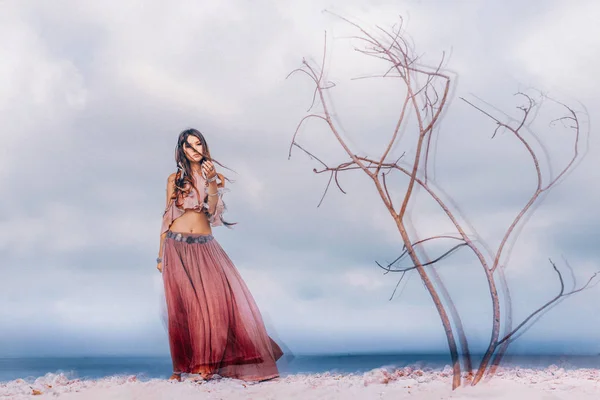 Krásná mladá žena s divokým stylem venku se suchými větvemi — Stock fotografie