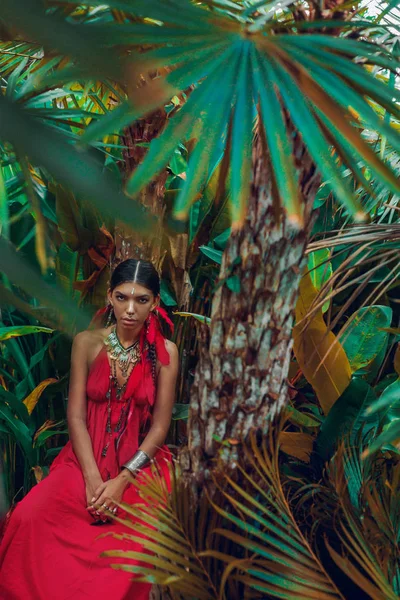 Hermosa joven mujer de moda con maquillaje — Foto de Stock