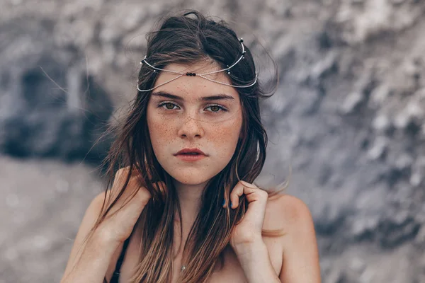 Magestic Young Woman Dress Posing Beach — стоковое фото