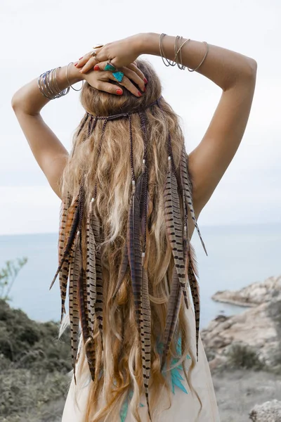 Szczęśliwy Młody Biały Kobieta Natywne Ubrania Pozowanie Tropikalnej Plaży — Zdjęcie stockowe
