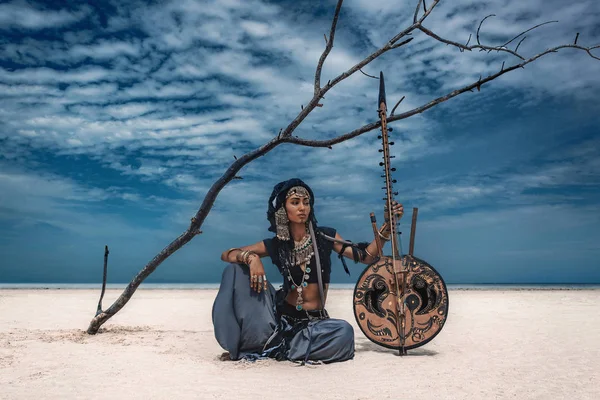 Mulher Roupas Nativas Jogando Sitar Livre — Fotografia de Stock