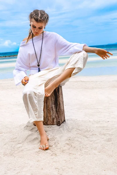 Retrato Escénico Una Joven Atractiva Posando Playa — Foto de Stock