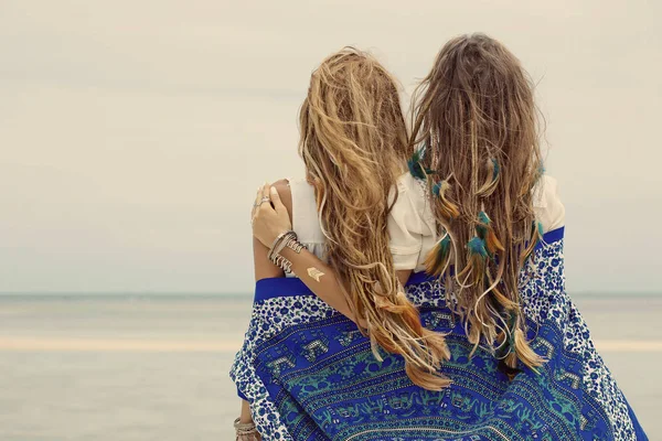 Duas Belas Mulheres Estilo Boêmio Posando Livre — Fotografia de Stock