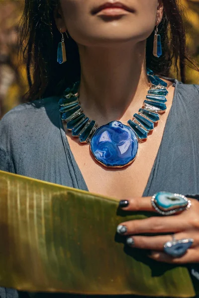 Primer plano de las manos de mujer con anillos de piedras de gema boho —  Fotos de Stock