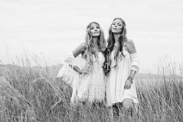 Dos Hermosas Mujeres Bohemias Que Posan Aire Libre —  Fotos de Stock