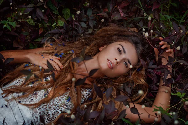 Piękna Dziewczyna Leżąc Trawie Kwiatami — Zdjęcie stockowe