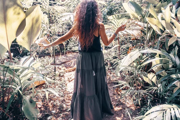 Tropikal Ormanda Yürüyen Elbiseli Güzel Kadın — Stok fotoğraf