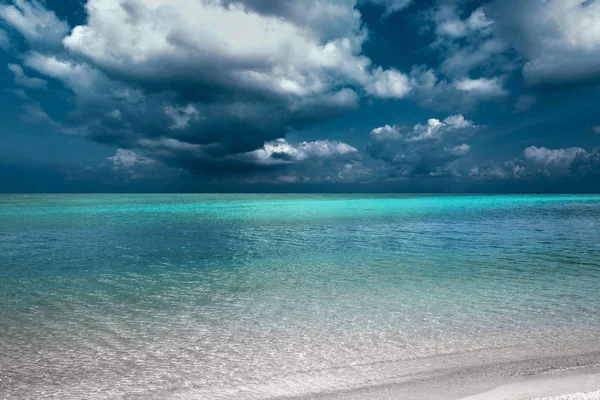 青い空と美しい熱帯のビーチの景色 — ストック写真