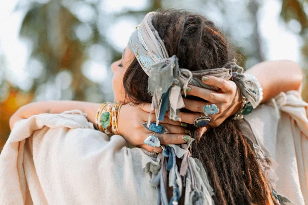 Bella donna elegante con un sacco di accessori pietre preziose — Foto Stock