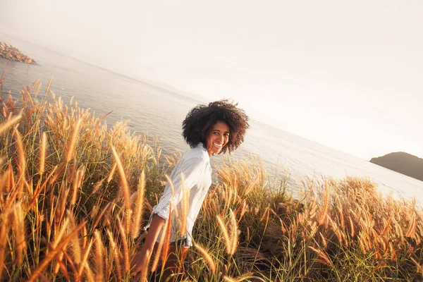 Afrikanisch Amerikanische Junge Frau Hat Spaß Freien Bei Sonnenuntergang — Stockfoto