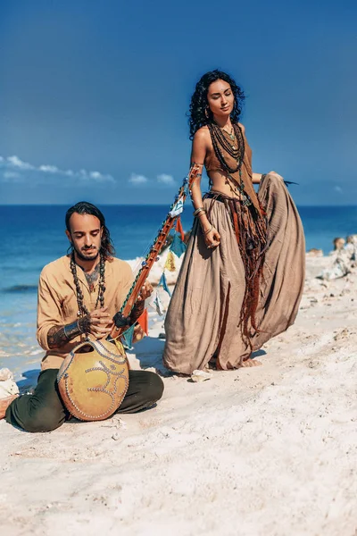 Beautiful Young Couple Playing Ethnical Music Outdoors — Fotografia de Stock