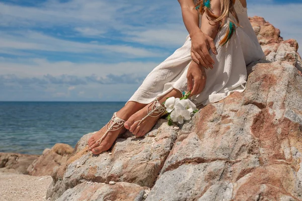 Oříznutý Obraz Krásné Nevěsty Bílých Šatech Pláži — Stock fotografie