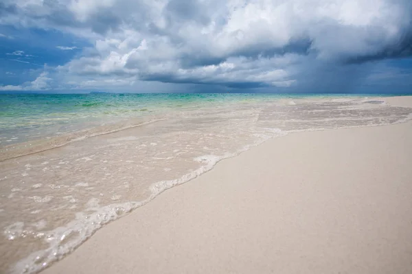 Tropischer Strand Mit Sand Und Blauem Himmel — Stockfoto
