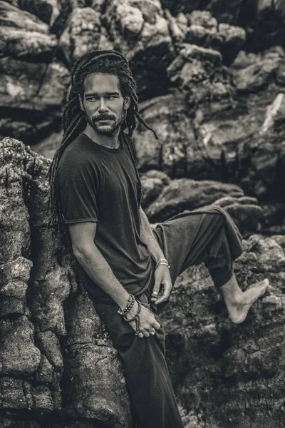 Jovem bonito com dreadlocks ao ar livre . — Fotografia de Stock