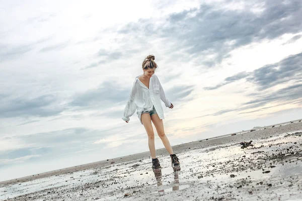 Beautiful Young Woman Posing Beach — Stock Photo, Image