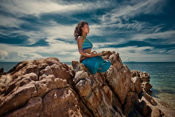 Νέα Σπορ Γυναίκα Κάνει Γιόγκα Στην Όμορφη Παραλία — Φωτογραφία Αρχείου
