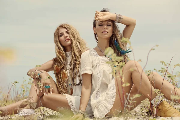 Duas Belas Mulheres Estilo Boêmio Posando Livre — Fotografia de Stock